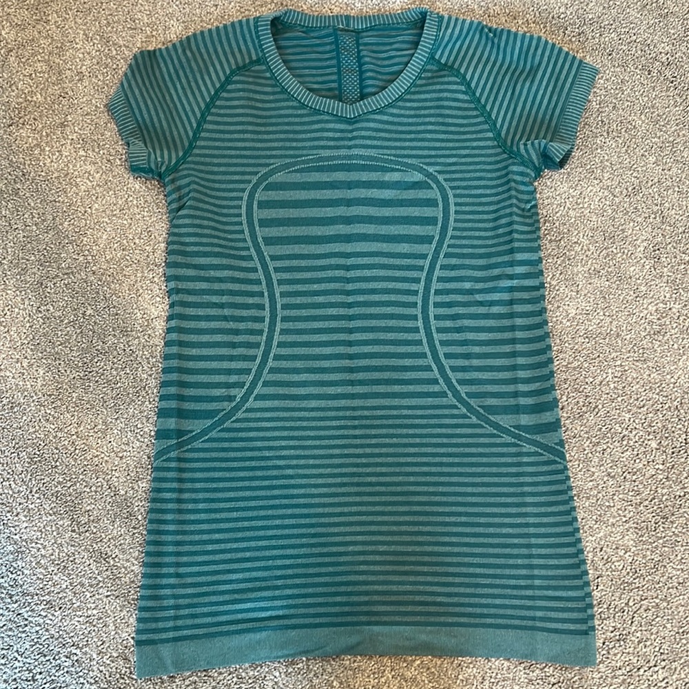 Lululemon swiftly tech short sleeve shirt. Barely worn, great condition!